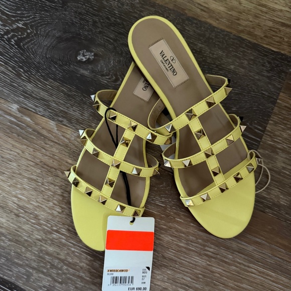 Sandals - Picture 1 of 6